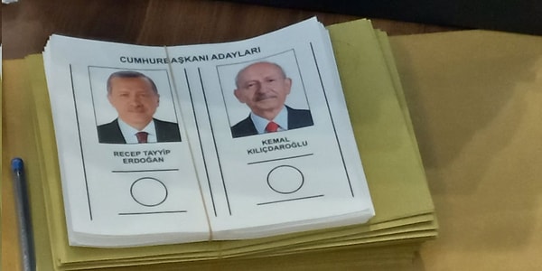 2. tur için yurt dışındaki vatandaşlarımız ve gurbetçilerimiz, yaşadıkları ülkelerin başkonsolosluklarında, temsilciliklerinde ve isterlerse gümrükte 24 Mayıs tarihine kadar oy kullanabilecek.