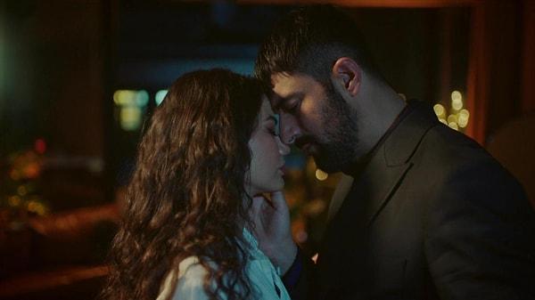 Demet Özdemir, Engin Akyürek ile birlikte FOX'un ekranları kasıp kavuran yeni sezon dizilerinden Adım Farah'ın başrolünde yer alıyor.