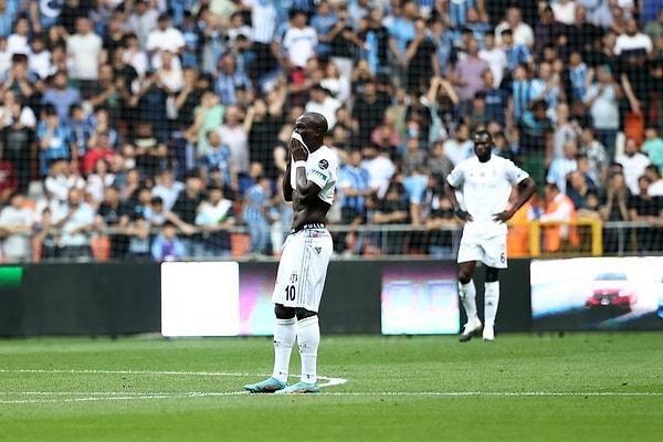 Golün ardından beraberlik için saldıran Beşiktaş, üst üste geliştirdikleri ataklarda Aboubakar'ın müthiş şutu ile beraberliği yakaladı. İlk yarıdaki son düdüğün ardından taraflar 1-1'lik skorla soyunma odasının yolunu tuttu.
