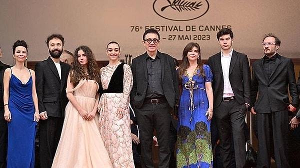 Yönetmenliğini Nuri Bilge Ceylan’ın üstlendiği “Kuru Otlar Üstüne” filmi, bu yıl 76'ncısı düzenlenen Cannes Film Festivali'nde dünya prömiyerini yaptı ve tam 11 dakika boyunca ayakta alkışlandı.
