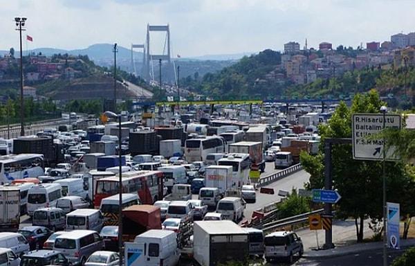 İstanbul, dünyanın birçok ülkesinden daha kalabalık ve büyük bir şehir olurken, Türkiye nüfusunun yaklaşık yüzde 20'sini barındırıyor. İş, sanat, medya gibi hemen hemen tüm sektörlerin ana merkezlerinin bulunduğu şehir çok uzun yıllardır "taşı toprağı altın" denilerek göç alıyor.