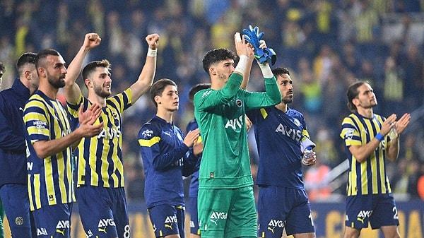 Bel fıtığı ameliyatı sonrasında sahalardan 1 aydır uzak kalan Altay Bayındır antrenmanlara başladı. Fenerbahçe'nin kaptanı Altay Bayındır'ın antrenman videosu ise sosyal medyada çok konuşuldu.