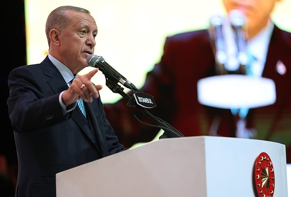 Cumhur İttifakı'nın adayı Cumhurbaşkanı Recep Tayyip Erdoğan ise 'Gençlerle Büyük Buluşma' isimli etkinlikte gençlere 21 yıllık iktidar dönemlerini anlattı.