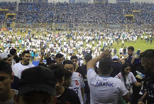 Olay, yerel takım Alianza ile Santa Ana merkezli Fas takımı arasında Cuscatlan Stadyumu'nda oynanan maçın yaklaşık 16. dakikasında meydana geldi ve maç daha sonra yarıda kesildi.