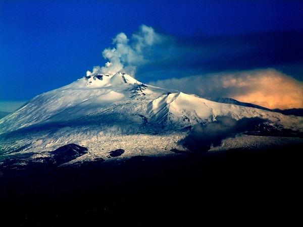 Sicilya'nın doğu kıyısında bulunan Etna Dağı, 1708'in sonlarında patlayarak kül ve kükürt dioksit parçacıklarını atmosfere gönderdi. Bu, güneş ışığının Dünya yüzeyine ulaşmasını engelledi ve sıcaklık düşüşü birkaç yıl sürdü.