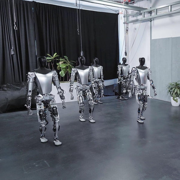 Что касается роботов, которые считаются звездами презентации искусственного интеллекта Теслы, которая состоится в сентябре, Илон Маск назвал это «фундаментальной трансформацией для Цивилизации».