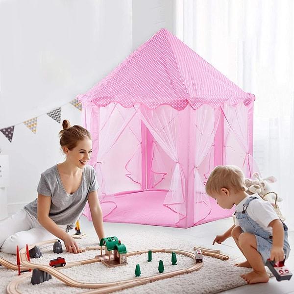4. Evler, bahçeler, anaokulları, arka bahçeler ve parklar dahil olmak üzere iç ve dış mekan kullanımı için ideal olan bir prenses çadırı.
