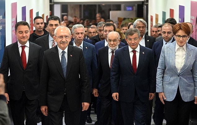 AKP'li bir kadın tarafından toplam oyu yüzde 2'yi bulmayan partilere 38 milletvekili dağıtılmasının CHP'lilere haksızlık olup olmadığı sorusu soruldu.