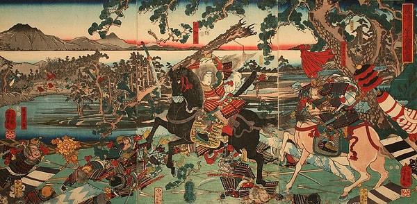 Heike'nin Hikayesi'nde Tomoe'nin Awazu Savaşı'ndan önce de büyük bir savaşçı olduğu anlatılır.