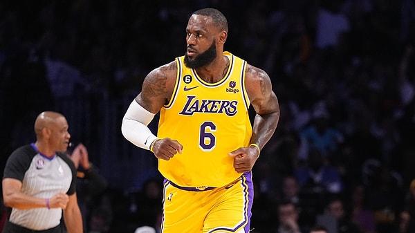 James’in, Lakers ile 46.9 milyon dolarlık bir 1 yıllık sözleşmesi daha bulunuyor.