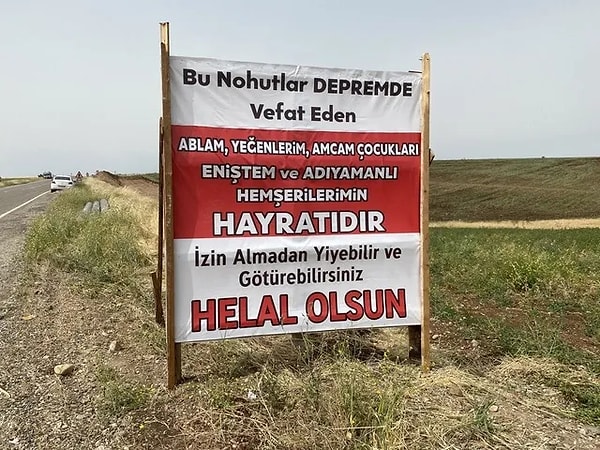 6 Şubat depreminde ablası, yeğenlerini, kuzenlerini, eniştesini ve birçok yakınını kaybeden Adıyamanlı Mustafa Hicri Toprak, Adıyaman- Samsat Karayolu üzerinde bulunan 20 dönümlük nohut tarlasını vatandaşlara açtı.