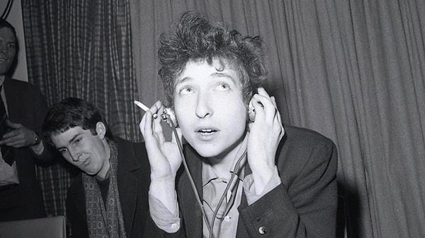 Filmde ayrıca Bob Dylan'ın hayatına yön veren isimler Woody Guthrie, Pete Seeger ve Joan Baez de yer alıyor.