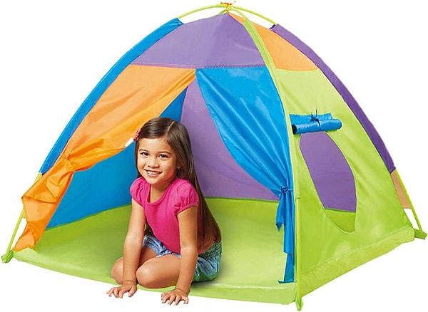 14. Çocukların oynaması ve rahatlaması için yeterli alana sahip olan uygun fiyatlı bir oyun çadırı.