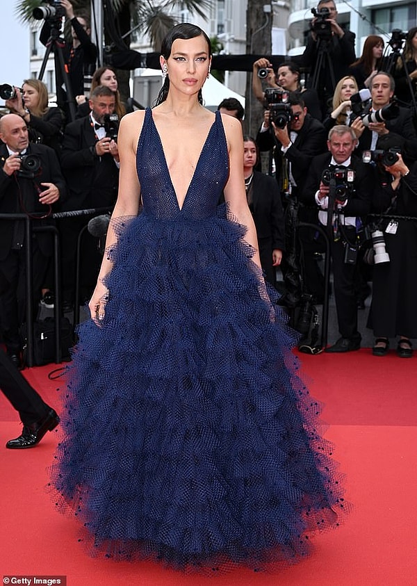 В субботу Ирина вышла без бюстгальтера в темно-синем полупрозрачном платье от кутюр Giorgio Armani Privé с пышной юбкой из кринолина, сетки и тюля в горошек, расшитого кристаллами, и украшена украшениями от Messika.