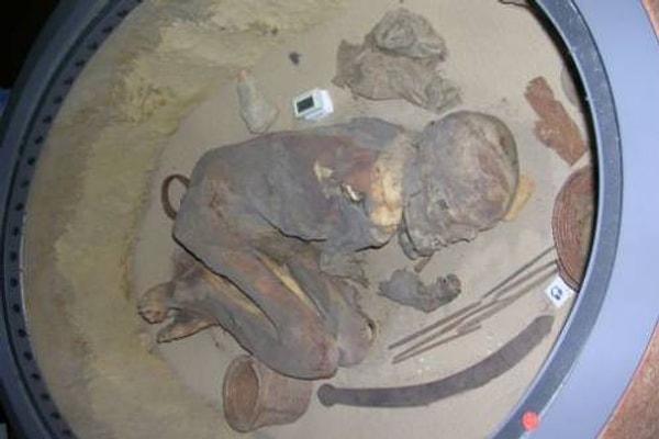 Araştırmaları sırasında arkeologlar, hasırlara sarılmış iki bedenin yanı sıra bıçaklar, hayvan kemikleri ve sepetler de dahil olmak üzere şaşırtıcı bir dizi eserle karşılaştılar.