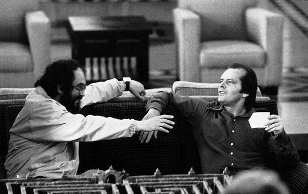 18. Kubrick satrancı çok seviyordu ve film setlerinde de oynuyordu. Oyuncu Tony Burton sete satranç setiyle gelince, hızlı bir oyun için çekimi durdurdu.