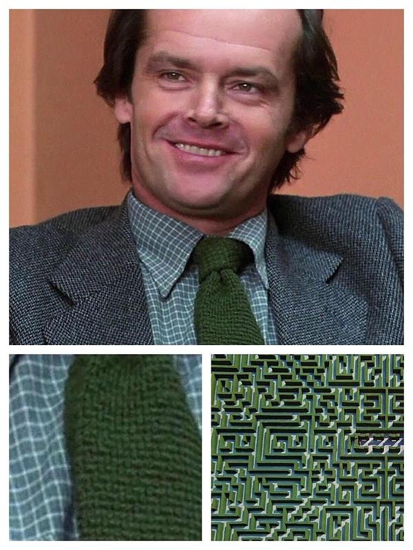 19. Jack'in kravatına yakından baktığımızda filmdeki labirente benzer bir desen görülüyor.