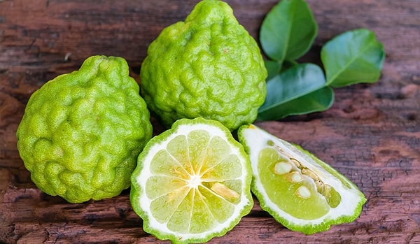 Bergamot yağı, muhteşem kokusundan ve faydalarından yararlanmak için difüzörlerde, banyo yağlarında, parfümlerde ve cilt bakım ürünlerinde kullanılabilir.