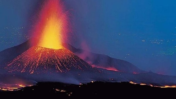 İtalya'nın Sicilya adasında bulunan ve Avrupa'nın en büyük yanardağı olan Etna'da geçtiğimiz 21 Mayıs günü patlama meydana geldi.