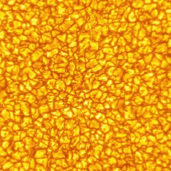 Aşağıda görüldüğü gibi konveksiyon hücreleri güneş yüzeyine ya da fotosfere "patlamış mısır" dokusunu verir. Sıcak plazma hücrenin merkezinden yükselir, sonra kenarlara doğru ilerler ve soğudukça geri düşer. Bu konveksiyon hücreleri ya da granüller şaşırtıcı derecede büyüktür, 1.600 kilometre (994 mil) genişliğe kadar çıkarlar.