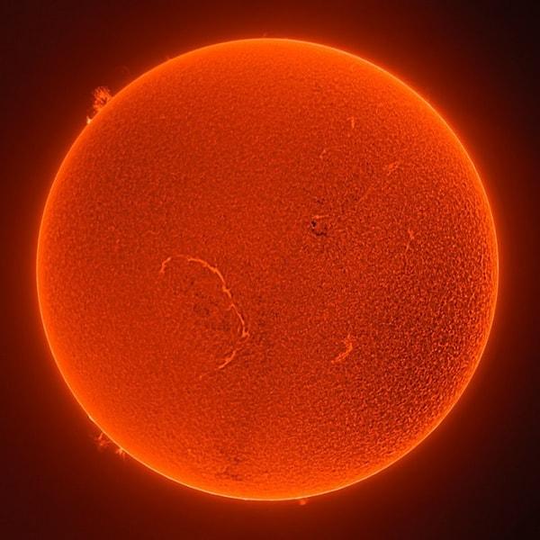 Bilim insanları sonunda merakımızı giderecek ve hatta görenleri büyüleyecek kadar yakından Güneş'in fotoğrafını yayınladı.