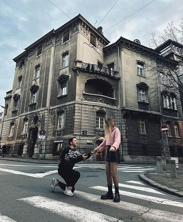 Cihan Şimşek, sevgilisine evlilik teklif ettiği bu anları "Eveti kaptım" açıklamasıyla paylaşmıştı.