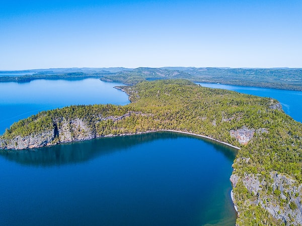 6. Какое озеро самое большое в мире по площади?