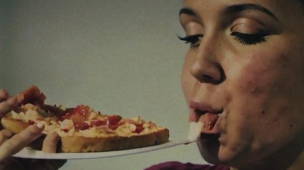 Yapay zeka tarafından üretilen pizza reklamı, standart Amerikan tarzı pizza reklamlarından ilham alırken, yapay zekanın ürettiği reklam filminde insanların deforme olmuş yüzleri ve pizzanın bulunduğu tabağı ısıran insanlar dikkat çekiyor.