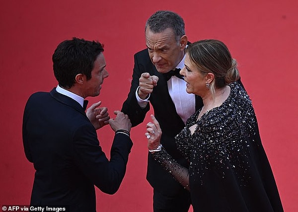 Поделившись фотографией этого момента, Рита написала: «Это называется «Я вас не слышу. Люди кричат. Что вы сказали? Куда мы должны идти?»