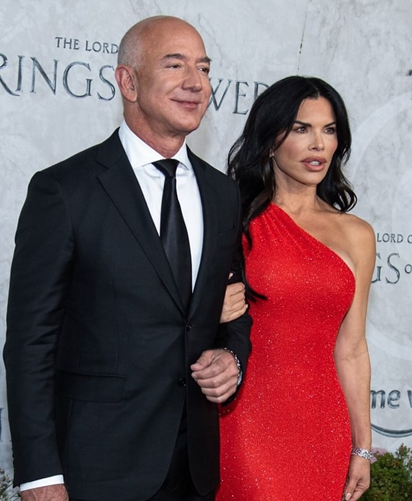 Кроме того, бизнесмен подарил Санчес огромную яхту "Koru", на которой они отправились в путешествие.