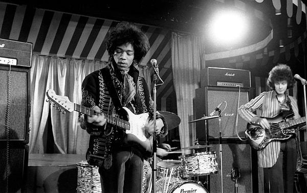 Jimi Hendrix'in Amerikan milli marşı performansı hangi müzik festivalinde gerçekleşti?