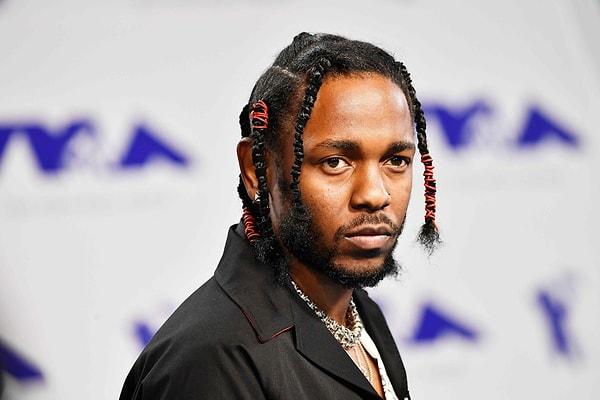 Konserlerinde hayranlarıyla yaşadığı samimi anlarla da bilinen Grammy ödüllü sanatçı, bu günlerde rapçi Kendrick Lamar ile atışmaları ve bambaşka bir boyuta taşınan 'dissleşmeleriyle' gündeme geliyor.