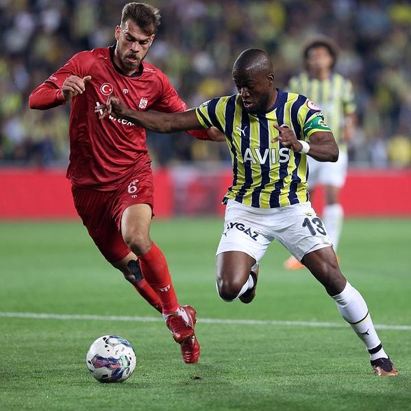 Kadıköy'de oynanan rövanş maçının ilk yarısında karşılıklı pozisyonlar olsa da gol sesi çıkmadı. Sivassporlu futbolcular ilk yarıda üst üste sakatlık geçirdi ve tempo bu sebeple yükselmedi.