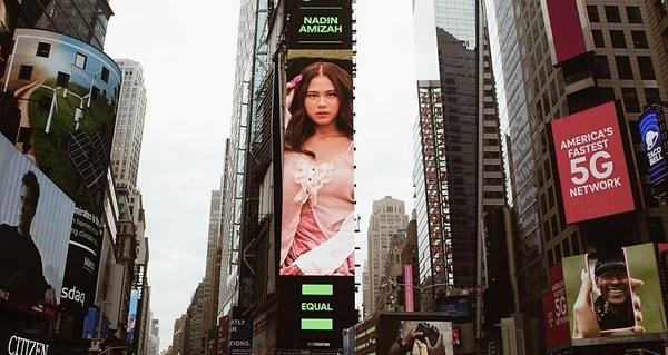 Güçlü kadınları bir araya getirdiği çalma listeleri oluşturmakla kalmayıp, onları kitlesel etkileşim yerlerinden biri olan Times Square'da tüm dünyaya tanıtmayı başardı!