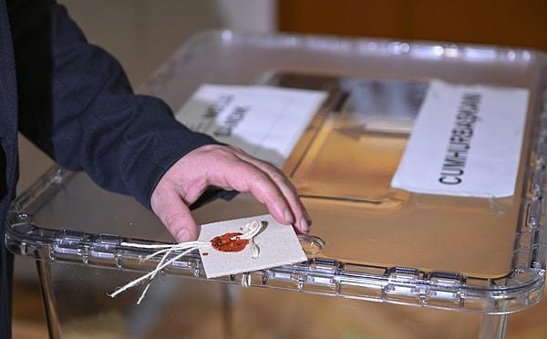 Yüksek Seçim Kurulu, dün saat 23.00 itibarıyla yurt dışında oy kullanan seçmen sayısının 1 milyon 889 milyon 398 olduğunu açıkladı.