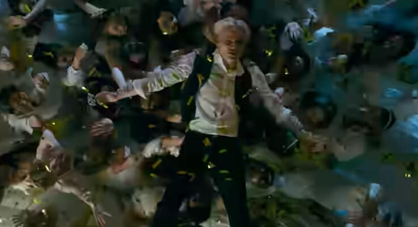 В конце новоиспеченные жены поднимают Шамана на руках