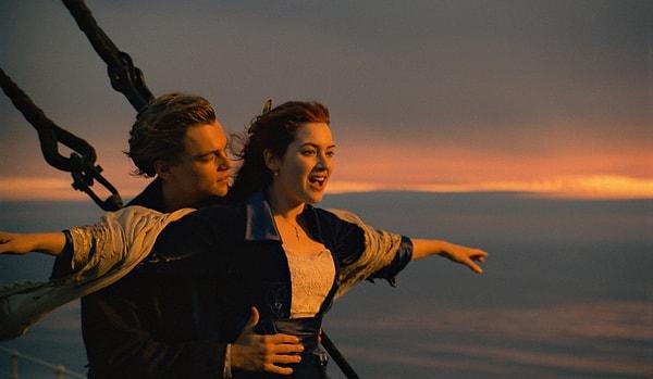 Filmi izleyenler bilir; bugün Titanik'e dair en çok konuştuğumuz sahnelerden biri Rose ile Jack'in geminin önündeki 'Uçuyorum' sahnesidir. Bu sahne sosyal medyada paylaşılan ve en sevilen sahnelerden biridir. Peki öpüşme sahnesi?