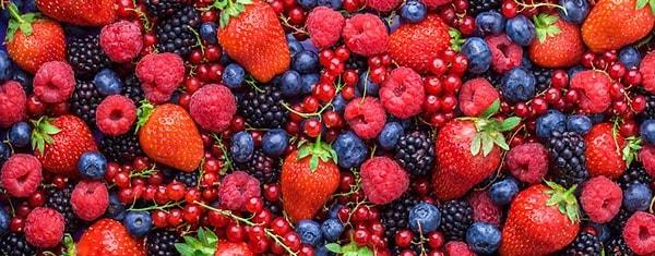 Berry, dutsu meyve demek, yani bunlar sert çekirdekli olmayan ve yediğinizde çekirdeğini ağzınızda hissetmediğiniz meyvelerdir. Böğürtlen, karadut ve ahududu gibi meyveler bunlara örnektir. İşte onlardan bazıları: