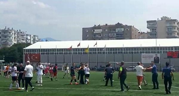 İzmir’de Bornova Hitab Spor-Konyaaltı Gençlikspor kadın futbol takımları arasında oynanan maç sonrası sahaya inen bir grup taraftar futbolculara saldırdı.
