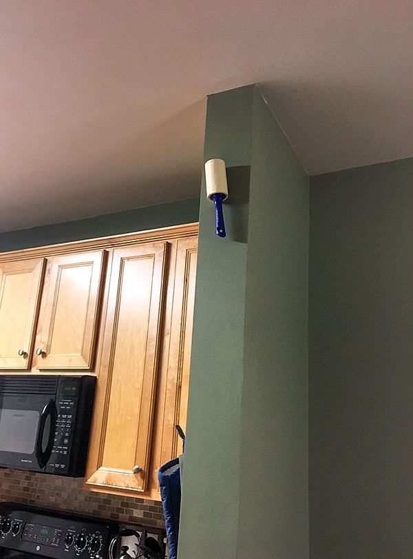 3. «Муж приклеивает эти ролики в местах, до которых я не могу дотянуться, чтобы меня побесить. Работает»