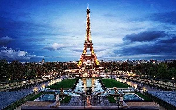 Eiffel Kulesi ziyaretçileri tarafından büyük bir ilgi alıyor.