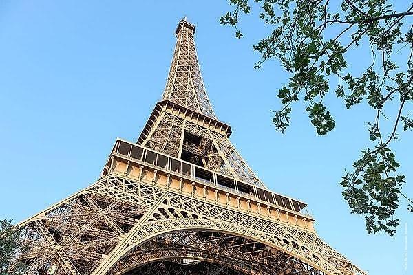 Eiffel Kulesi'ni ziyaretçilerini büyülüyor.