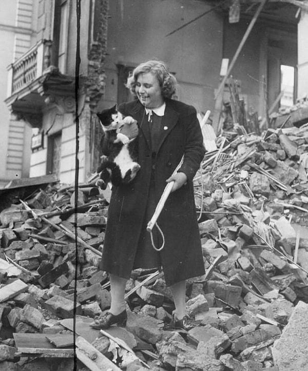 2. Iris Davis isimli bu genç kadın, 1940 yılında bombalanarak yıkılan evlerin enkazlarından 600'e yakın kedinin hayatını kurtarmış.