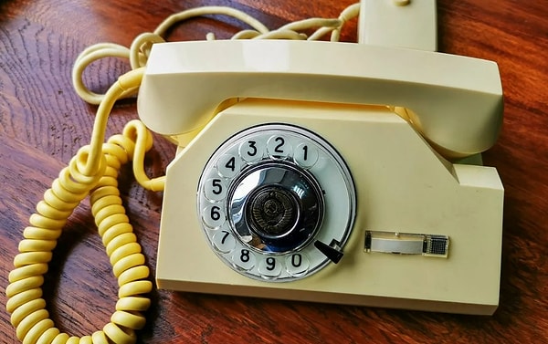 6. Какую сумму ежемесячно отдавали советские граждане за пользование стационарным телефоном в квартире без учета междугородних разговоров?