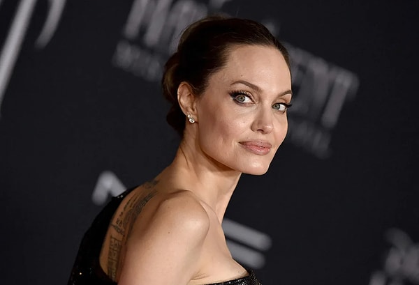 6. Анджелина Джолли: холодное оружие