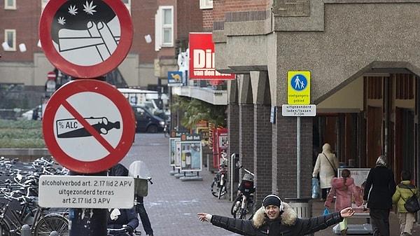 Turistlerin gözde mekanlarından olan Hollanda'nın başkenti Amsterdam'da esrar tüketimiyle ilgili kısıtlamaya gidildi. Yürürlüğe giren yasakla beraber, sokaklarda esrar kullanan kişilere para cezası kesilecek.