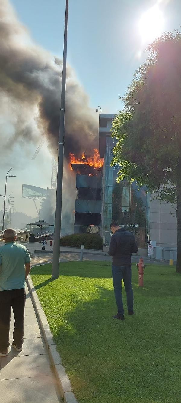 Sarıyer İstinye'de bulunan alışveriş merkezinin üst katında devam eden inşaat sırasında kaynak yapılırken yangın çıktı.