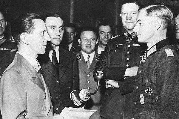 Joseph Goebbels, Alman politikacı ve Nazi Almanya'sının 2. şövalyesidir.