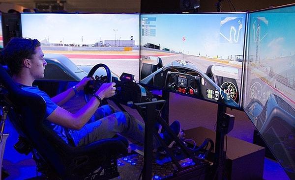 Gönül isterdi ki ülkemizdeki tüm gençler araba yarışlarını ve diğer video oyunlarını şöyle bir simülasyon sisteminde deneyimleyebilsin.
