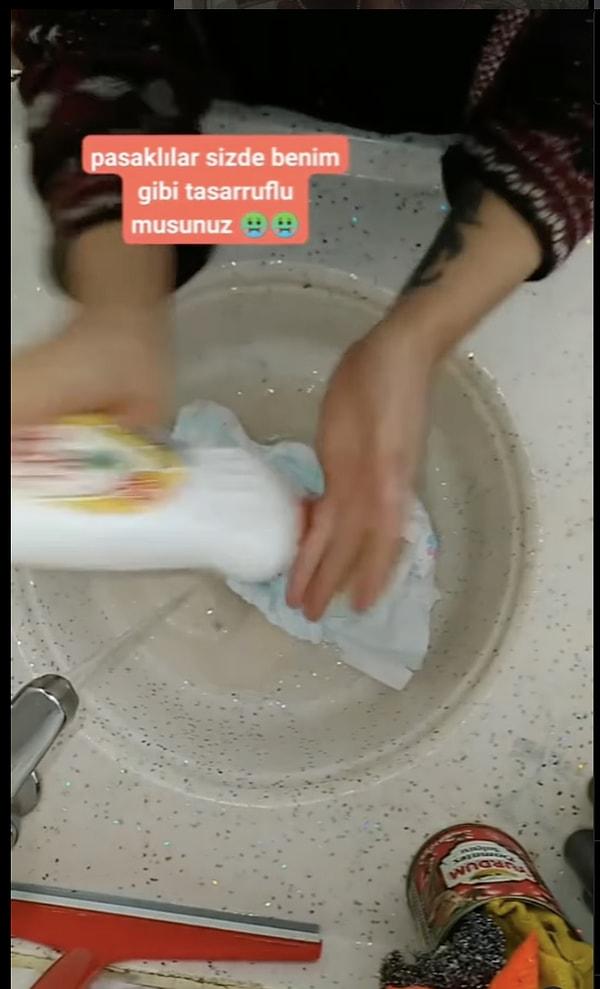 7. Çocuğun kirli bezini çöpe atmayıp bulaşık deterjanıyla yıkayan bir anne. O çocuk inşallah hasta olmaz!
